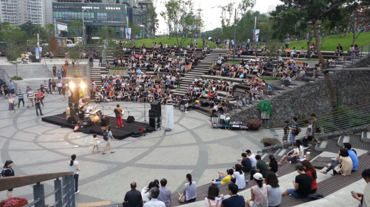 구로구가 신도림역 테크노마트 일대를 서울의 또 다른 젊음의 거리로 조성한다. 구로구는 이 일대를 '버스킹 존'으로 지정하고 어쿠스틱 기타, 보컬, 폴 댄스, 힙합, 미니밴드, 랩, 핑거스타일 악기연주 등 홍대, 신촌에서 볼 수 있었던 인기 있는 공연들을 펼칠 계획이다. 구로구 제공